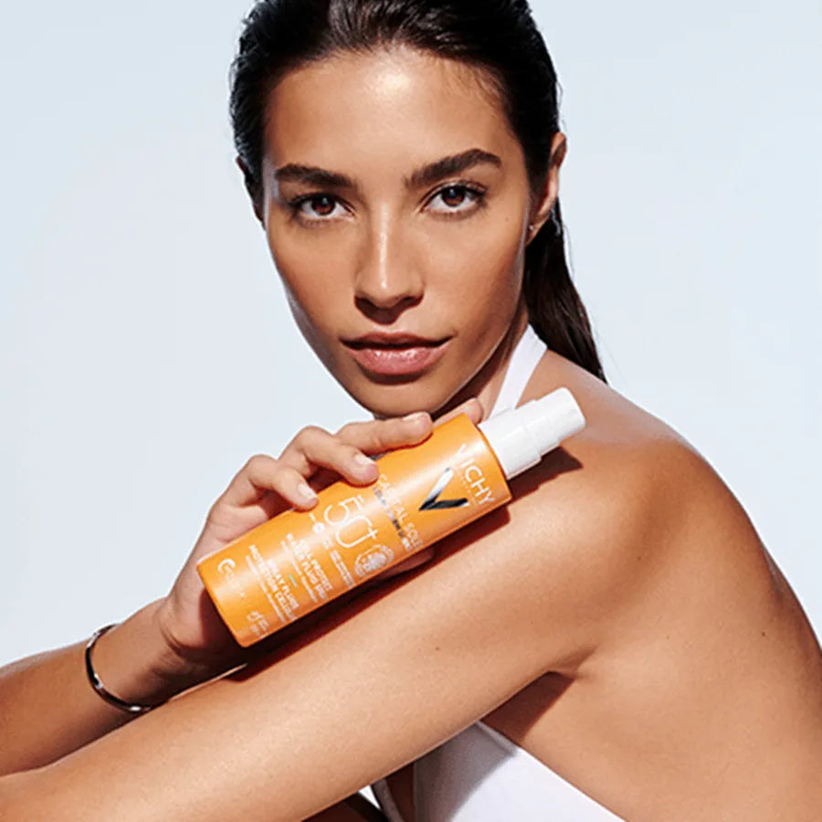 Χρήση του Vichy Capital Soleil Cell Protect SPF50+ από γυναίκα μοντέλο