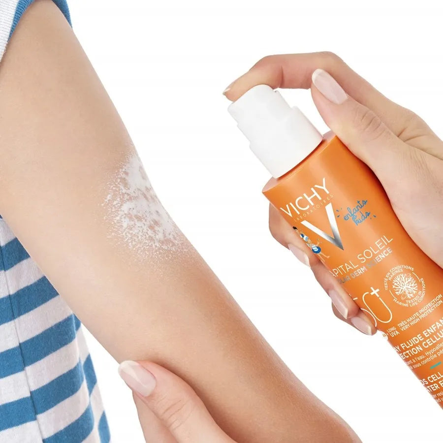 Εφαρμογή του Vichy Capital Soleil Kids Cell Protect SPF50+ στο παιδικό δέρμα