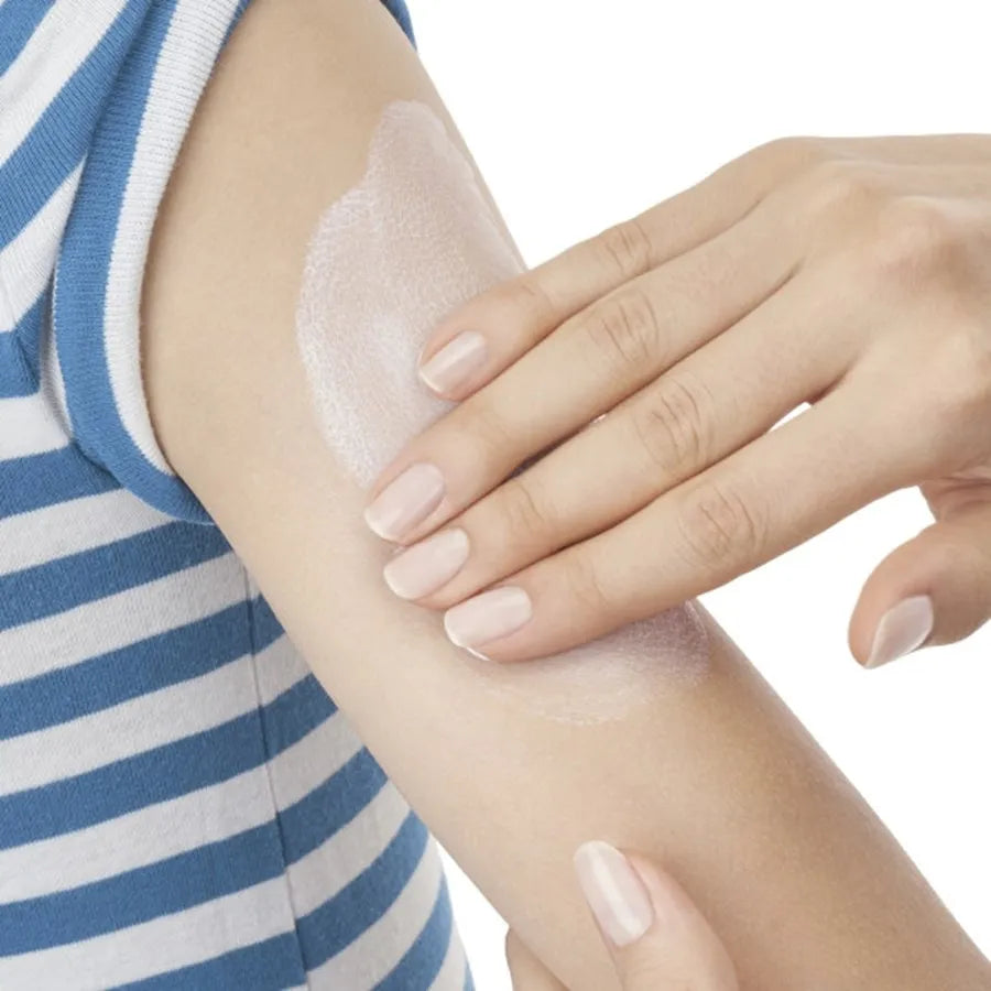 Εφαρμογή του αντηλιακού Vichy Capital Soleil SPF50+ για παιδιά στο δέρμα