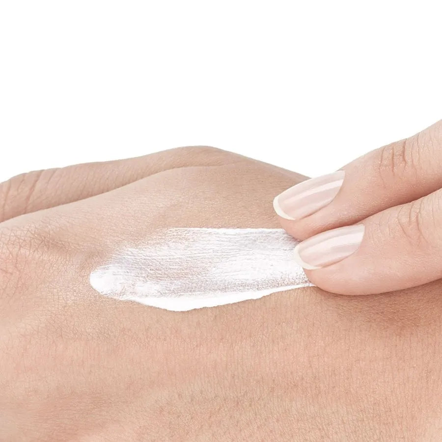 Εφαρμογή αντηλιακού Vichy Capital Soleil SPF50+ στην επιδερμίδα