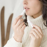 Εφαρμογή του Avène Stick Lèvres Lip Balm στα χείλη