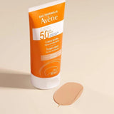 Avene SPF50+ Tinted Cream 50ml αντηλιακή κρέμα με χρώμα για ξηρή επιδερμίδα δείγμα υφής