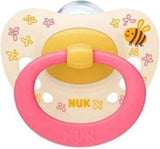 Nuk Signature Ορθοδοντική Πιπίλα Σιλικόνης 6-18m Με Θήκη - Μελισσούλα Κίτρινο 1τμχ (10736694)